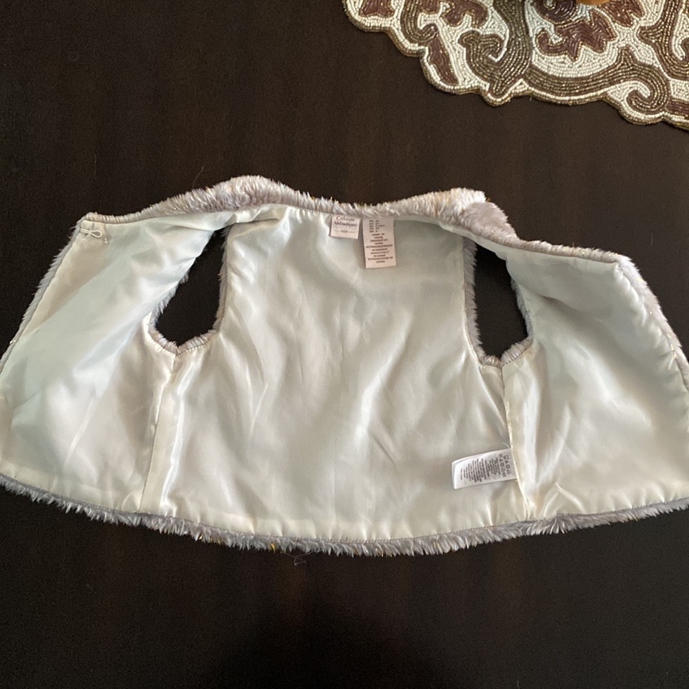Girls fur vest with gold detail - Picture 3 of 4